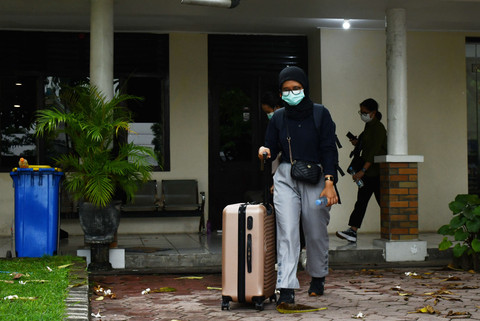 Petugas Komisi Pemberantasan Korupsi (KPK) berjalan dengan membawa koper seusai melakukan penggeledahan di Dinas Pekerjaan Umum, Perumahan dan Kawasan Permukiman (PUPKP) Kabupaten Ponorogo, Jawa Timur, Kamis (13/11/2025). Foto: Siswowidodo/Antara Foto