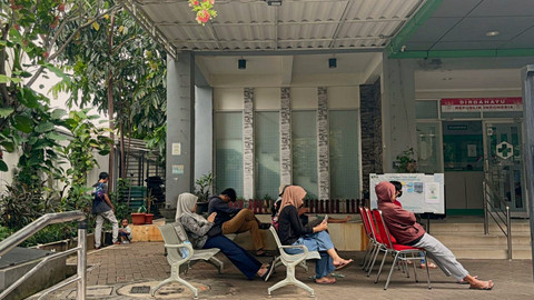 Sejumlah pengunjung mengantre di Puskesmas Pembantu Kemanggisan, Jakarta Barat, Jumat (14/11). Foto: Amira Nada Fauziyyah/kumparan