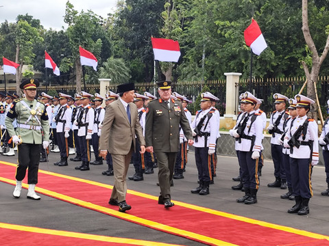 Menteri Pertahanan (Menhan) Sjafrie Sjamsoeddin menerima kunjungan Panglima Angkatan Bersenjata Yordania Major General Pilot Yousef Ahmed Al-Hunaity di Kantor Kemhan pada Jumat (14/11/2025). Foto: Luthfi Humam/kumparan