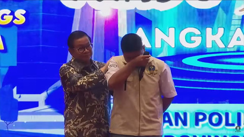 Momen Gubernur DKI Jakarta Pramono Anung merangkul Muhammad Akbar Prakasa, Siswa SMAN 72 Jakarta di acara pengukuhan Pelajar Duta Tramtibum 2025, JIExpo Kemayoran, Kamis (13/11/2025). Foto: YouTube/ Pemprov DKI Jakarta