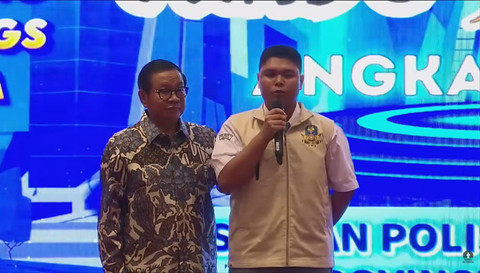 Momen Gubernur DKI Jakarta Pramono Anung merangkul Muhammad Akbar Prakasa, Siswa SMAN 72 Jakarta di acara pengukuhan Pelajar Duta Tramtibum 2025, JIExpo Kemayoran, Kamis (13/11/2025). Foto: YouTube/ Pemprov DKI Jakarta