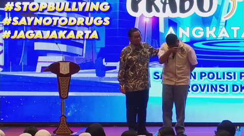 Momen Gubernur DKI Jakarta Pramono Anung merangkul Muhammad Akbar Prakasa, Siswa SMAN 72 Jakarta di acara pengukuhan Pelajar Duta Tramtibum 2025, JIExpo Kemayoran, Kamis (13/11/2025). Foto: YouTube/ Pemprov DKI Jakarta