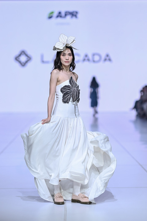 Koleksi Lascada di show Asia Pacific Rayon Jakarta Fashion Week 2026. Foto: Jakarta Fashion Week