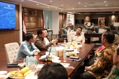 Mendagri Tito Karnavian (kedua kiri) rapat bersama Menteri PKP Maruarar Sirait di Kantor Kementerian PKP, Jakarta, Kamis (13/11/2025). Foto: Dok. Kemendagri
