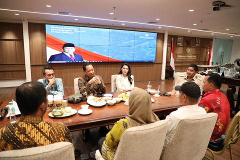 Mendagri Tito Karnavian (tengah) rapat bersama Menteri PKP Maruarar Sirait di Kantor Kementerian PKP, Jakarta, Kamis (13/11/2025). Foto: Dok. Kemendagri