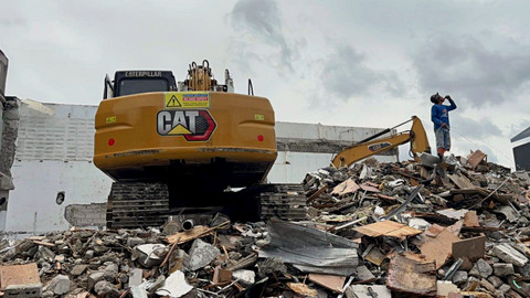 Pekerja berdiri di atas tumpukkan puing rumah yang dibongkar milik anggota DPR, Ahmad Sahroni di Tanjung Priok, Jakarta Utara, Jumat (14/11/2025).  Foto: Abid Raihan/kumparan