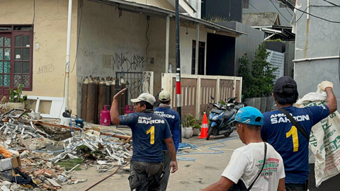 Sejumlah pekerja berada di sekitar puing rumah yang dibongkar milik anggota DPR, Ahmad Sahroni di Tanjung Priok, Jakarta Utara, Jumat (14/11/2025). Foto: Abid Raihan/kumparan
