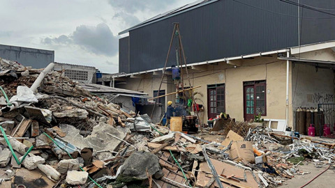 Sejumlah pekerja berada di area puing rumah yang dibongkar milik anggota DPR, Ahmad Sahroni di Tanjung Priok, Jakarta Utara, Jumat (14/11/2025). Foto: Abid Raihan/kumparan