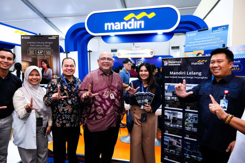 Regional CEO Bank Mandiri Region II/Sumatera 2, Ade Arief Mochtar (keempat dari kiri) pada pembukaan Livin' Fest 2025 di Palembang Sport and Convention Center (PSCC), Kamis (13/11). Foto: Dok. Bank Mandiri