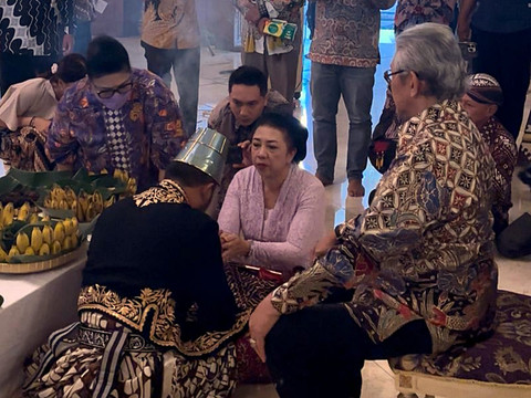 Maha Menteri atau Patih, Kanjeng Gusti Panembahan Tedjowulan, menggelar rapat internal kerabat Keraton Surakarta di Sasana Handrawina, Kamis (13/11/2025). Foto: Dok. kumparan