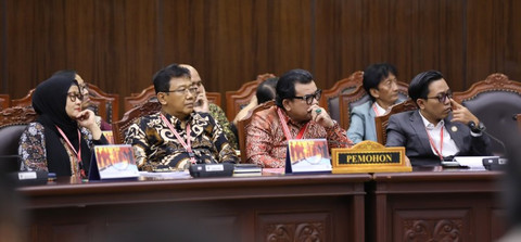 Para Pemohon saat mendengarkan sidang pengucapan putusan pengujian Undang-Undang Nomor 7 Tahun 2021 tentang Harmonisasi Peraturan Perpajakan, Kamis (13/11) di Ruang Sidang MK. Foto Humas/Ifa.