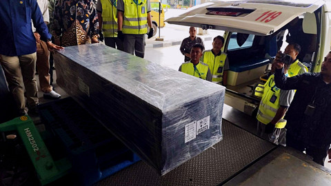 Jenazah Argo Prasetyo, pria asal Langkat yang tewas di Kamboja tiba di Bandara Kualanamu, Deli Serdang, Jumat (14/11/2025).  Foto: Amar Marpaung/kumparan