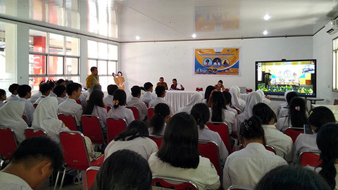 Kegiatan edukasi tentang pengenalan dini kanker yang digelar Yayasan Kasih Anak Indonesia (YKAKI) Kota  di SMK Negeri 3 Manado.