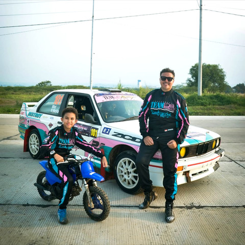 Potret pembalap, Rifat Sungkar dan keluarganya.  Foto: Instagram/ @rifato