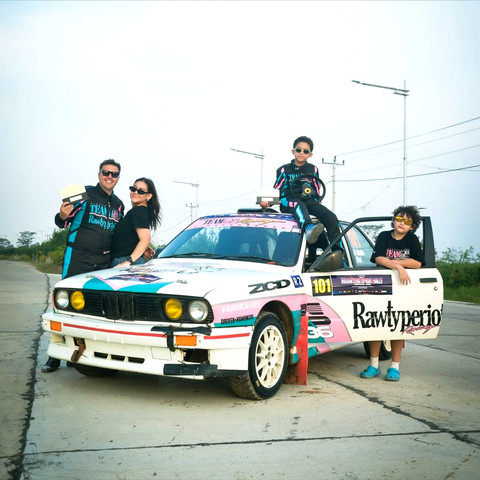 Potret pembalap, Rifat Sungkar dan keluarganya.  Foto: Instagram/ @rifato