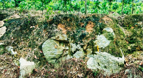Penampang geologi di dasar kawah Jinlin menunjukkan akumulasi campuran tanah lapuk granit dan fragmen granit. Foto: Matter and Radiation at Extremes