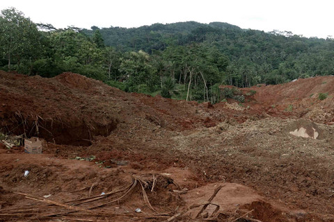 Suasana tanah longsor sepanjang 500 meter menimbun rumah warga di Desa Cibeunying, Majenang, Cilacap, Jawa Tengah, Jumat (14/11/2025).  Foto: Idhad Zakaria/ANTARA FOTO
