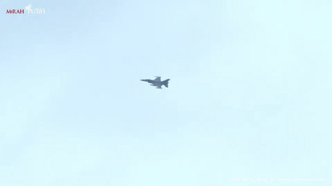 Pesawat jet tempur F-16 terbang saat mengawal kedatangan Raja Jordania Abdullah II ibn Al Hussein di langit Jakarta, Jumat (14/11/2025). Foto: Youtube/Sekretariat Presiden