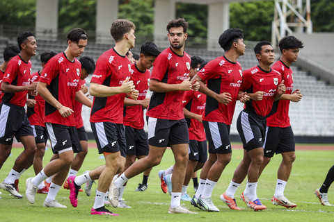Sejumlah pemain Timnas Indonesia U-22 melakukan pemanasan saat sesi latihan di Stadion Madya, Kompleks GBK, Senayan, Jakarta, Selasa (11/11/2025). Foto: Iqbal Firdaus/kumparan