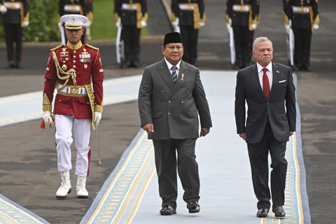 Presiden Prabowo Subianto (tengah) bersama Raja Kerajaan Yordania Hasyimiah Abdullah II Ibnu Al Hussein (kanan) melakukan pemeriksaan pasukan dalam upacara kenegaraan di Istana Merdeka, Jakarta, Jumat (14/11/2025).  Foto: Hafidz Mubarak A/ANTARA FOTO