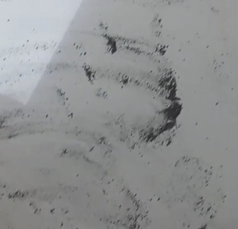 Warga di Kaliabang Bahagia, Kelurahan Pejuang, Kecamatan Medan Satria, Kota Bekasi, mengeluhkan hujan debu hitam yang sudah tiga minggu terakhir menyelimuti lingkungan tempat tinggal mereka. Foto: Dok. Istimewa