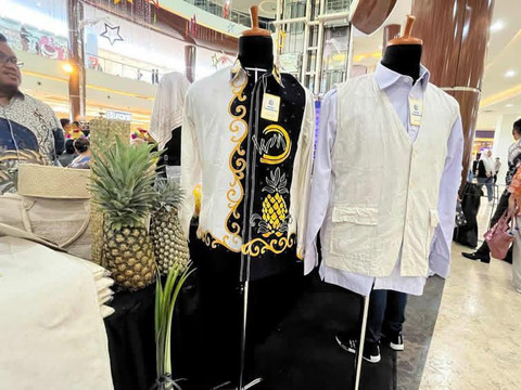 Kerajinan tangan dari Rutan Prabumulih yakni membuat benang dari daun nanas. Benang tersebut nantinya akan dibuat baju/Anyelir. 