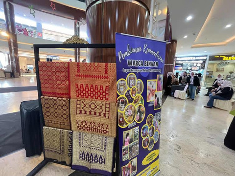 Di stan berikutnya, juga ada kain songket yang dibuat langsung oleh tangan warga binaan Lapas Perempuan Kelas IIA Palembang. Pembuatan songket ini membutuhkan waktu sekitar 3 bulan lamanya/Anyelir. 