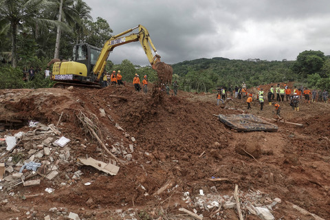 Eskavator dioperasikan untuk membantu proses pencarian korban yang masih tertimbun longsor di Desa Cibeunying, Majenang, Cilacap, Jawa Tengah, Jumat (14/11/2025). Foto: Idhad Zakaria/ANTARA FOTO