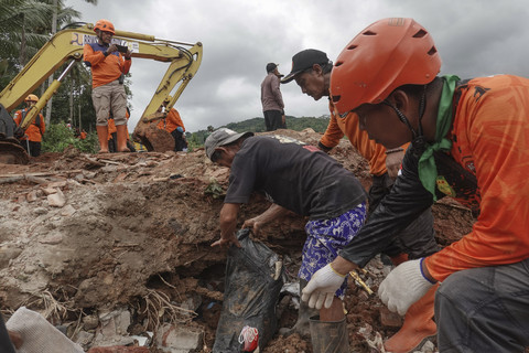 Tim SAR gabungan melakukan proses pencarian korban yang masih tertimbun longsor di Desa Cibeunying, Majenang, Cilacap, Jawa Tengah, Jumat (14/11/2025). Foto: Idhad Zakaria/ANTARA FOTO