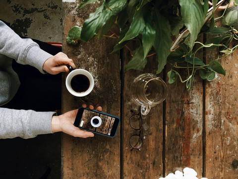 Ilustrasi meminum kopi. Sumber: pexels.com