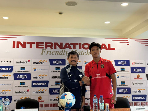 Indra Sjafri dan Kadek Arel jelang Timnas U-22 Indonesia uji coba lawan Mali pada 14 November 2025. Foto: Azrumi El Ghazali/kumparan