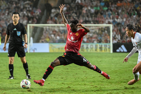 Pemain Manchester United (MU) asal Mali, Sekou Kone, dalam laga uji coba di Hong Kong pada 30 Maret 2025. Foto: AFP/Peter Parks