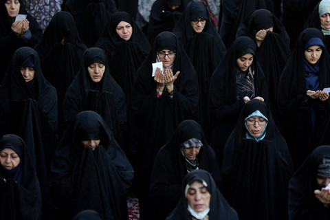 Para perempuan Iran berdoa memohon hujan setelah kemarau di kuil Imamzadeh Saleh di Teheran, Iran, Jumat (14/11/2025). Foto: Majid Asgaripour/WANA (West Asia News Agency) via REUTERS 