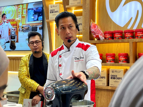 Chef Juna menggelar demo cooking brokies tiramisu di Parrot, SIAL InterFOOD 2025, Kamis (13/11/2025). Foto: Salsha Okta Fairuz/kumparan
