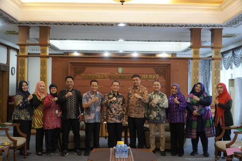 Kepala Kantor Wilayah Kementerian Hukum Kalimantan Barat, Jonny Pesta Simamora didampingi Kepala Divisi P3H, Zuliansyah dan Kepala Divisi Pelayanan Hukum, Farida Wahid beserta jajaran melakukan audiensi dengan Gubernur Kalimantan Barat, Ria Norsan. Foto: Dok. Kanwil Kemenkum Kalbar