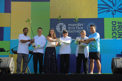 Bank Mandiri menggelar seremoni penanaman pohon pada Mandiri Bintan Marathon 2025 sebagai komitmen keberlanjutannya melalui inisiatif Mandiri Looping for Life di kawasan Lagoi Bay, Bintan, Sabtu (8/11). Foto: Dok. Bank Mandiri