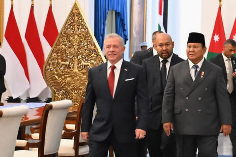 Presiden RI Prabowo Subianto (kanan) bersama Raja Kerajaan Yordania Raja Abdullah II mengikuti jamuan makan malam di Istana Negara, Jakarta, pada Jumat (14/11/2025). Foto: Cahyo/Biro Pers Sekretariat Presiden