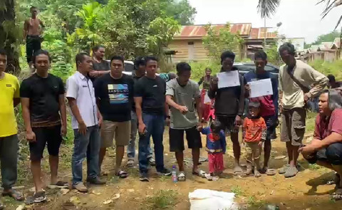 Tumenggung Jon, warga Suku Anak Dalam Jambi (tengah) memberikan penjelasan soal anak yang disebut-sebut mirip dengan Kenzie. Foto: Dok. Istimewa