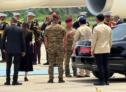 Presiden RI Prabowo Subianto mengantarkan Raja Kerajaan Yordania Raja Abdullah II ke Base Ops Halim Perdanakusuma usai kunjungan kenegaraan, Sabtu (15/11/2025).  Foto: Luthfi Humam/kumparan