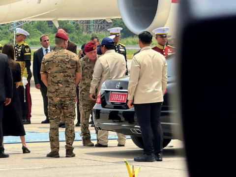 Presiden RI Prabowo Subianto mengantarkan Raja Kerajaan Yordania Raja Abdullah II ke Base Ops Halim Perdanakusuma usai kunjungan kenegaraan, Sabtu (15/11/2025).  Foto: Luthfi Humam/kumparan