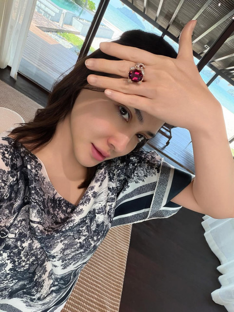 Tampilan Shandy Aulia dengan cincin berlian merah. Foto: Instagram @shandyaulia. 