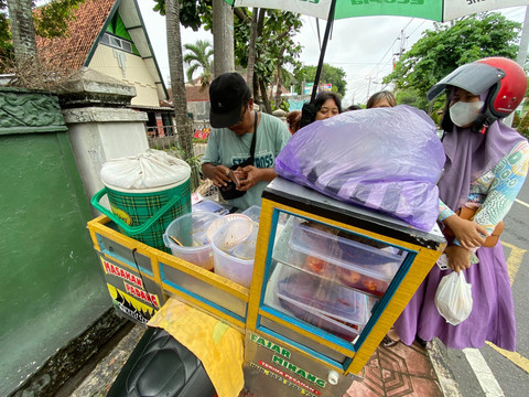 Nasi padang motoran viral di Yogya. Foto: Pandangan Jogja/Resti Damayanti