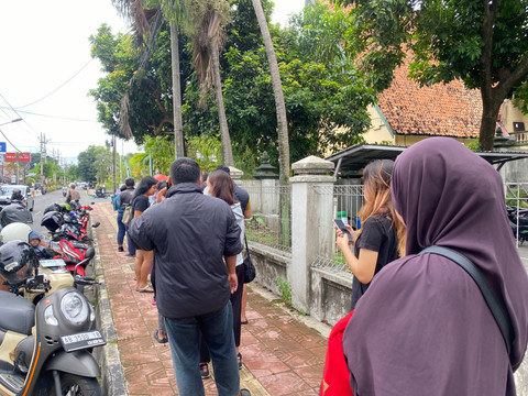 Antrean pembeli nasi padang motoran viral di Yogya. Foto: Pandangan Jogja/Resti Damayanti