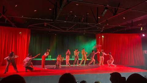 Pertunjukan seni 'Mendengarkan Lagu-lagu Syndrama Melalui Drama' di Gedung Taman Budaya Kalbar pada awal tahun 2025 ini. Foto: Alycia Tracy Nabila/Hi!Pontianak