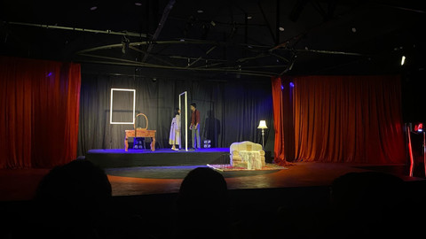 Para pemain menyuguhkan pertunjukan di Gedung Teater Tertutup Taman Budaya Kalbar. Foto: Alycia Tracy Nabila/Hi!Pontianak