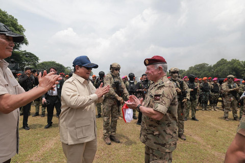Presiden RI Prabowo Subianto (kiri) bersama Raja Yordania Abdullah II bin Al-Hussein menyaksikan kolaborasi demonstrasi drone dari TNI dan Angkatan Bersenjata Yordania di Lapangan Tembak Brigif I Parako Korps Pasgat, Jakarta, Sabtu (15/11/2025) Foto: Dok. Tim Media Prabowo Subianto