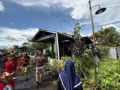 Kebakaran melanda rumah personel damkar swasta di Pontianak. Foto: Ade Mirza/Hi!Pontianak