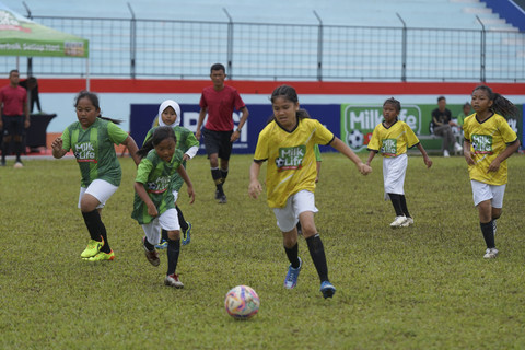 Para peserta MilkLife Soccer Challenge Malang Seri 1 2025-2026 saling berjuang membantu timnya merebut kemenangan saat bertanding di Stadion Gajayana, Sabtu (15/11/2025).  Foto: Dok. MilkLife Soccer Challenge
