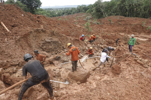 Tim SAR gabungan melakukan proses evakuasi korban longsor yang telah ditemukan, di Desa Cibeunying, Majenang, Cilacap, Jawa Tengah, Sabtu (15/11/2025). Foto: Idhad Zakaria/ANTARA FOTO