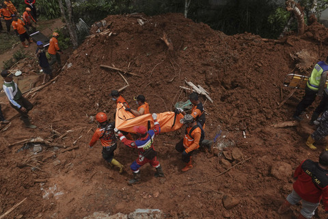 Tim SAR gabungan melakukan proses evakuasi korban longsor yang telah ditemukan, di Desa Cibeunying, Majenang, Cilacap, Jawa Tengah, Sabtu (15/11/2025). Foto: Idhad Zakaria/ANTARA FOTO